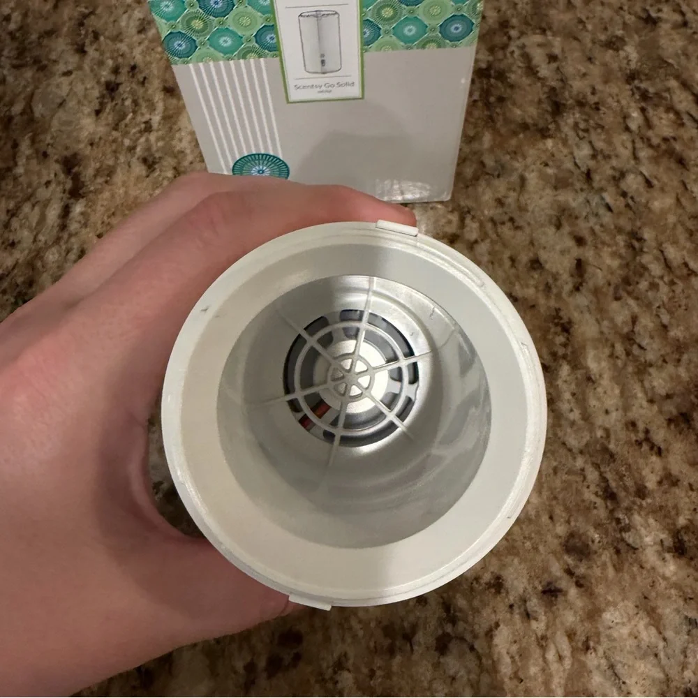 SCENTSY Go Solid White Portable Pod Diffuser Travel Small Space Chargeable
